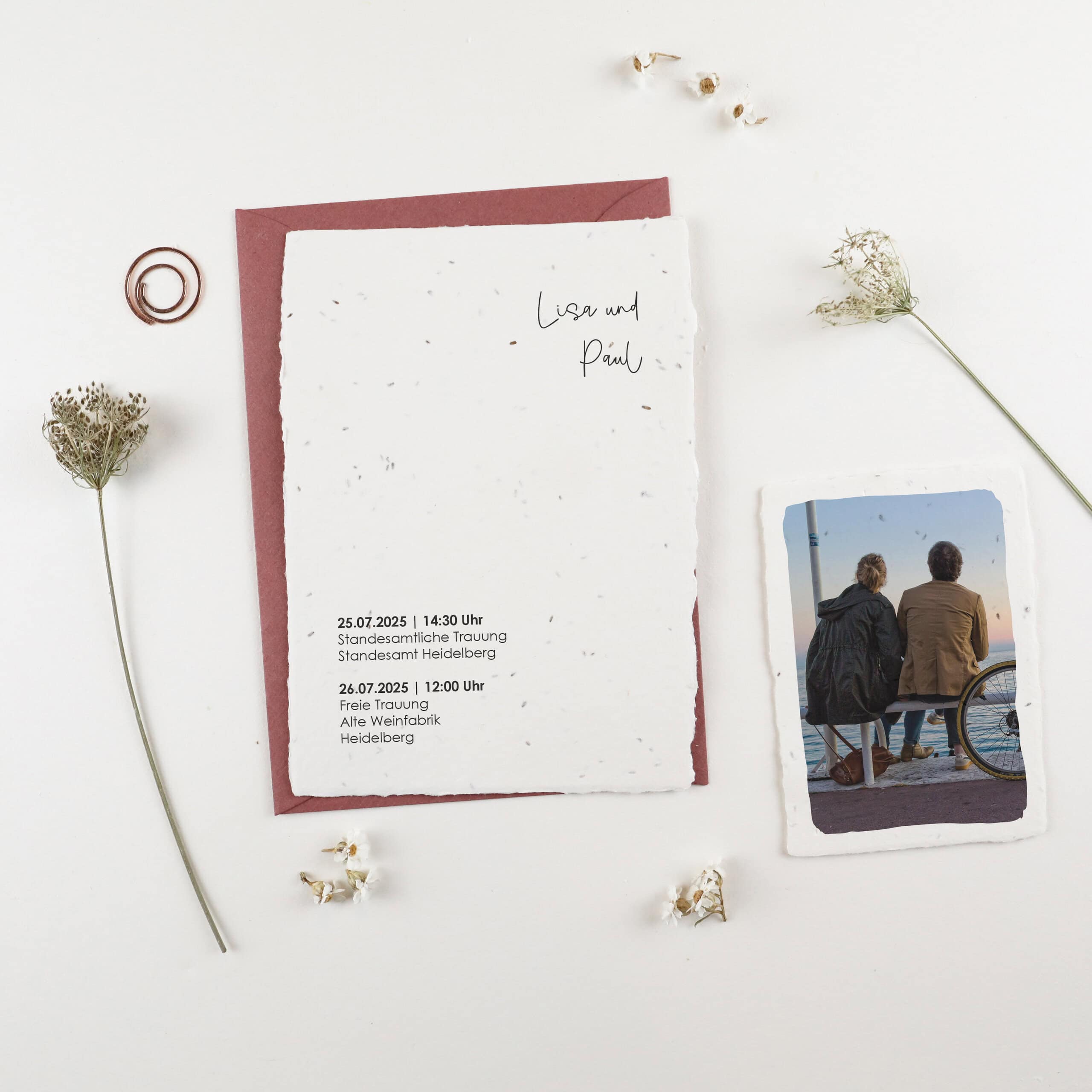 Detailaufnahme einpflanzbare Hochzeitskarte aus der Serie "Wildflower", Einladung aus der Blumen wachsen, wachsende Hochzeitspapeterie, blumiges Design zur Hochzeit, nachhaltig heiraten