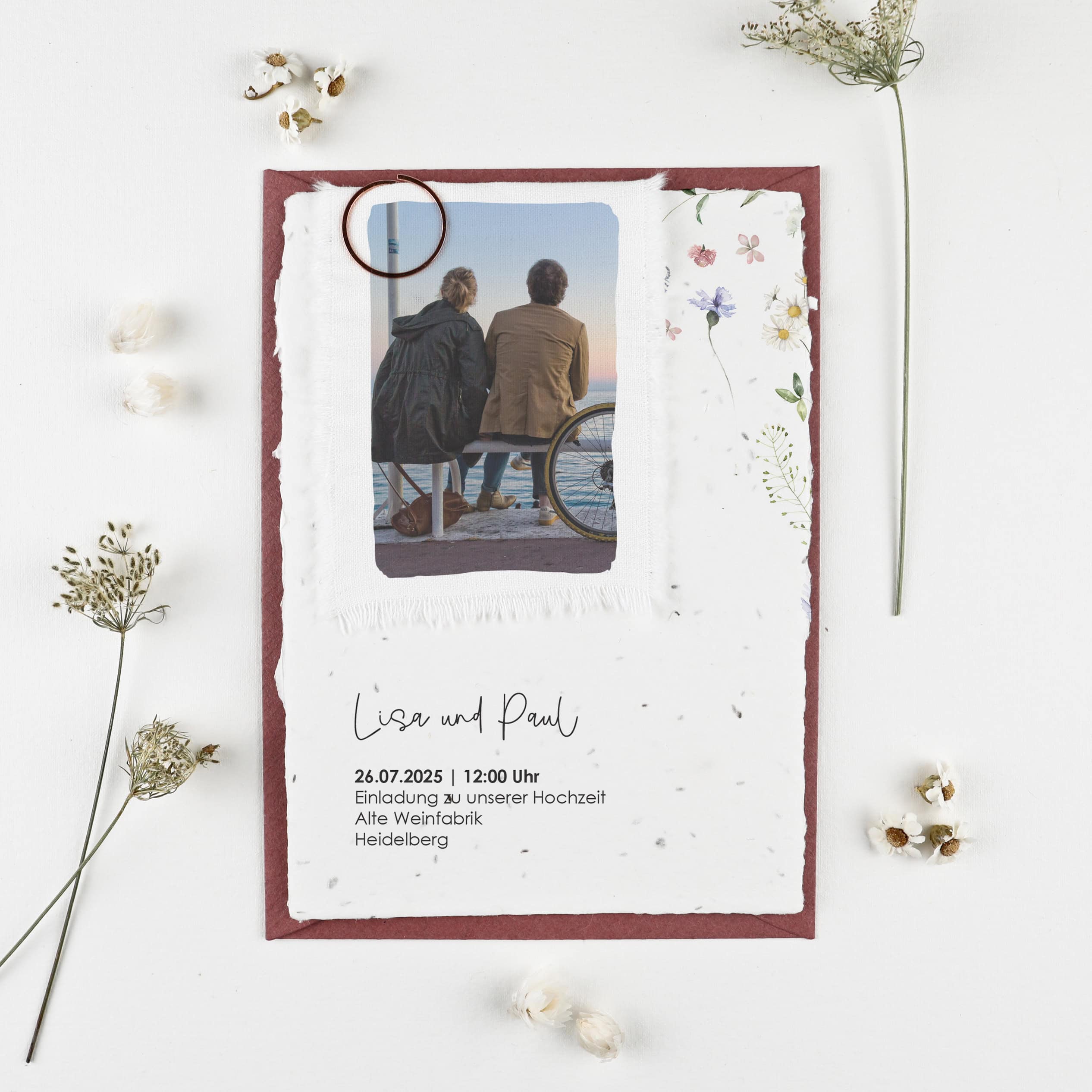 Nachhaltige Hochzeitseinladung zum Einpflanzen aus der floralen Serie "Wildflower", Bunte Blumen treffen auf verspieltes Design für eure nachhaltige Hochzeitsfeier mit Fotodruck