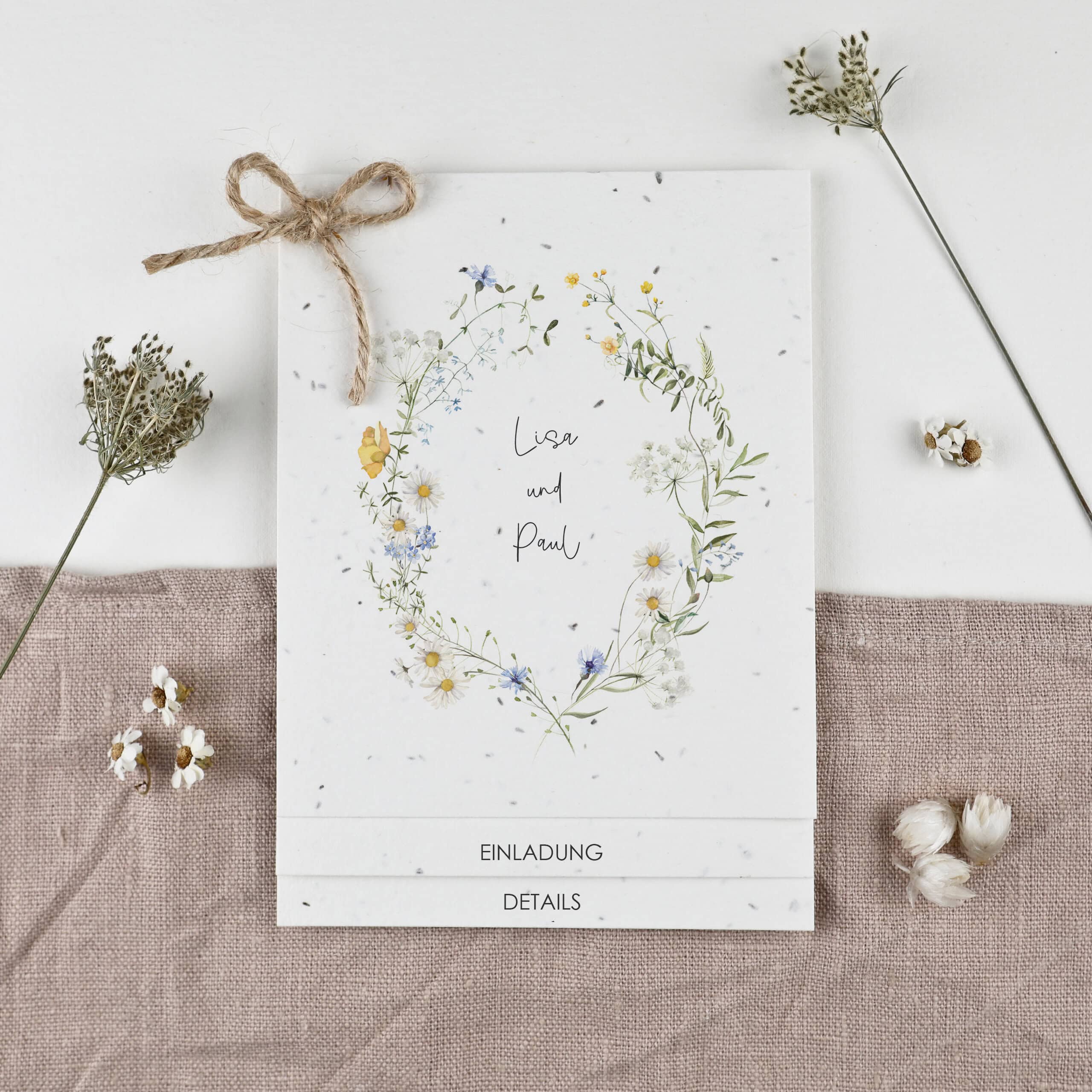 Mehrteilige, florale Hochzeitseinladung aus handgeschöpftem Saatpapier mit Wildblumen-Samen und Platz für Details und Einladungstexte