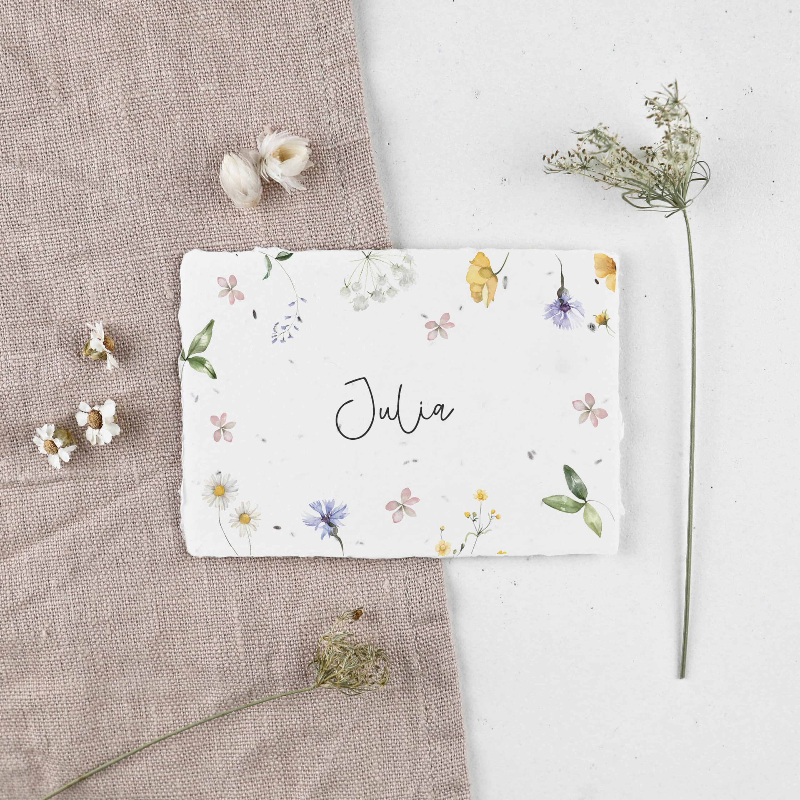 Einpflanzbare Namenskarten für eure Hochzeitsfeier, nachhaltige Feier, besonderen Anlass, bunte Blumen, zarte Wildblumen, verspieltes Design