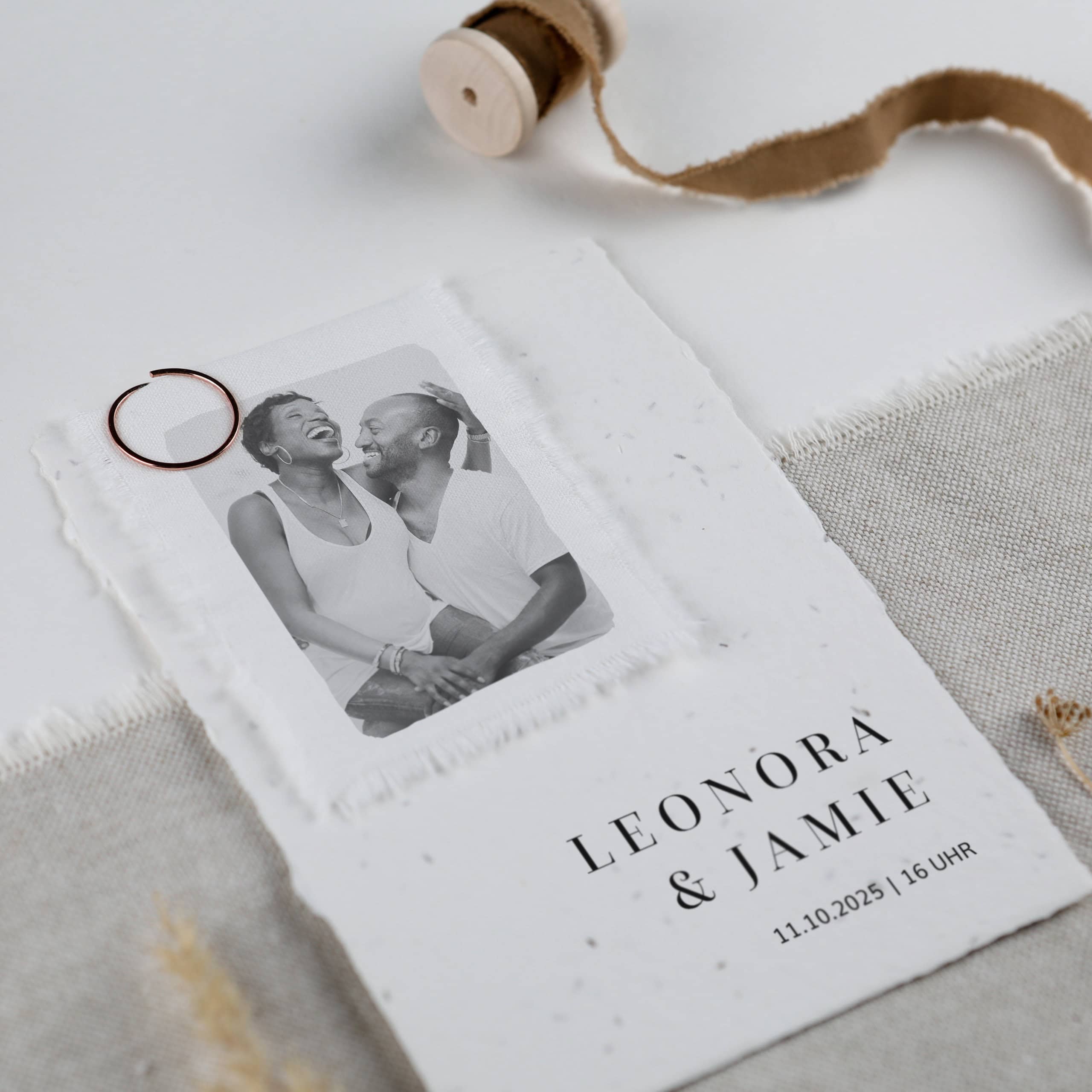 heylittlegreen-handgeschöpftes Saatpapier und Stoffdruck-schöne und nachhaltige Hochzeitseinladung (2) Diese Hochzeitseinladung kombiniert handgeschöpftes Saatpapier mit Stoffdruck - eine nachhaltige und ganz besondere Kombination für eure Hochzeitspapeterie