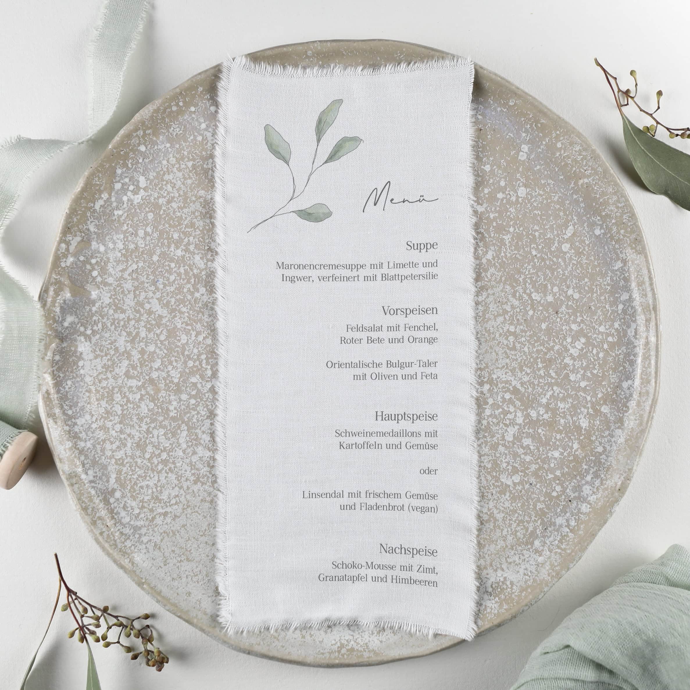 heylittlegreen-nachhaltige und ästhetische Hochzeitspapeterie-Stoffdruck Menükarte-gedruckt auf feinste Textilien Stoffmenü der Serie "Linnea", Menü gedruckt auf Stoff, Hochzeitsmenü auf Textilien, Textildruck Hochzeit