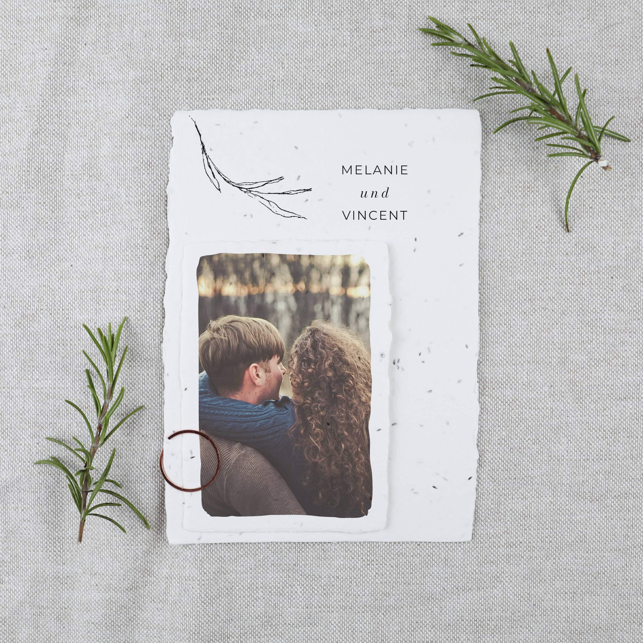 heylittlegreen-handgeschöpftes Saatpapier-Hochzeitseinladung mit Fotokarte-Hochwertiger Fotodruck Beikarte für Einladungskarte-Einladung zur Hochzeit-Mediterrane Papeterie-Rosemary (1) Einladungskarte mit Fotodruck auf handgeschöpftem Samenpapier, nachhaltige Hochzeitspapeterie, Nachhaltig einladen