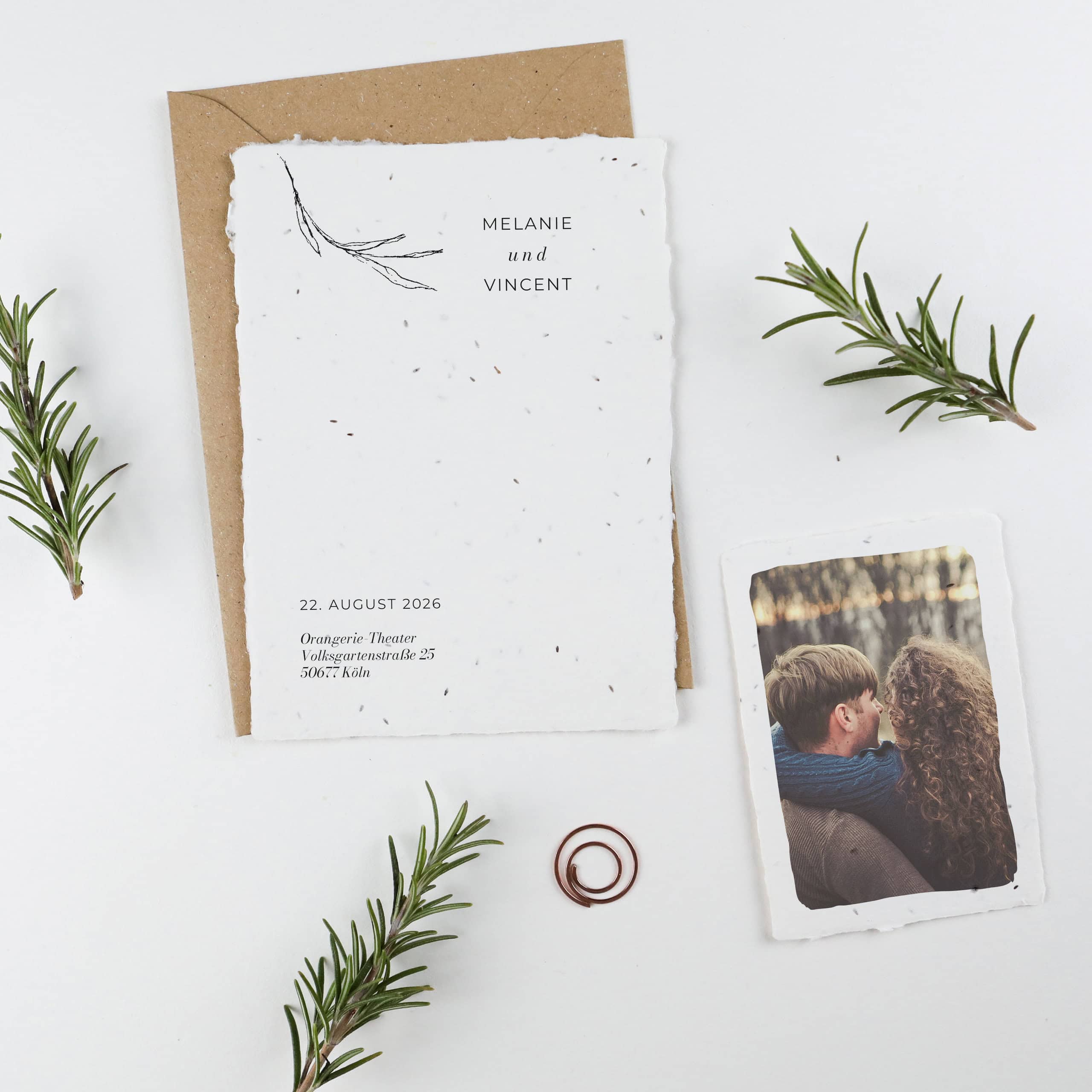 heylittlegreen-handgeschöpftes Saatpapier-Hochzeitseinladung mit Fotokarte-Hochwertiger Fotodruck Beikarte für Einladungskarte-Einladung zur Hochzeit-Mediterrane Papeterie-Rosemary (2) Einladungskarte mit Fotodruck auf handgeschöpftem Samenpapier, nachhaltige Hochzeitspapeterie, Nachhaltig einladen