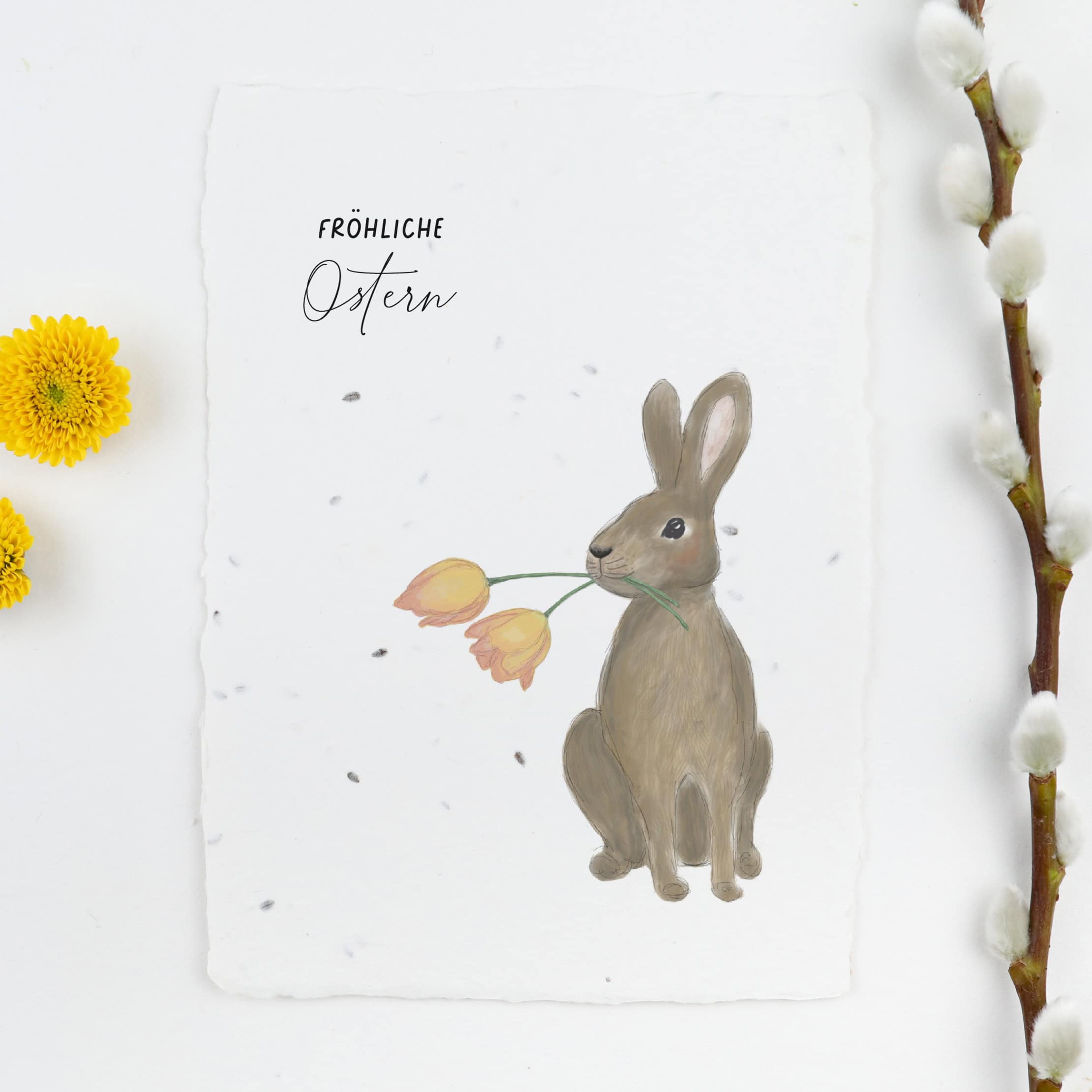Frühlingskarten und Osterkarten aus handgeschöpftem Saatpapier mit Blumensamen der Wilden Möhre für wachsende Ostergrüße, Kartenmotiv: Hase mit zwei Tulpen im Mund