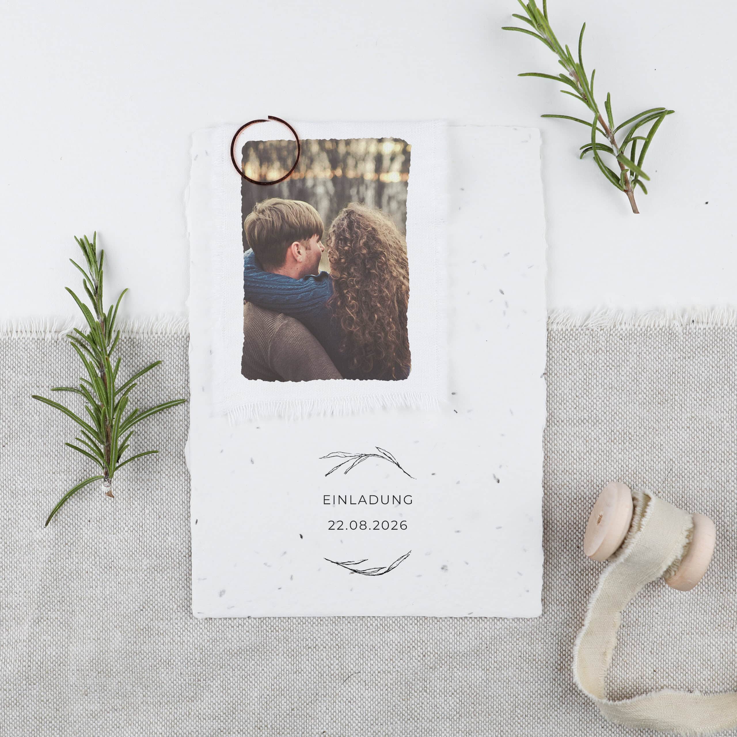 Einladungskarte mit Fotodruck auf handgeschöpftem Samenpapier und Stoff, nachhaltige Hochzeitspapeterie, Nachhaltig einladen