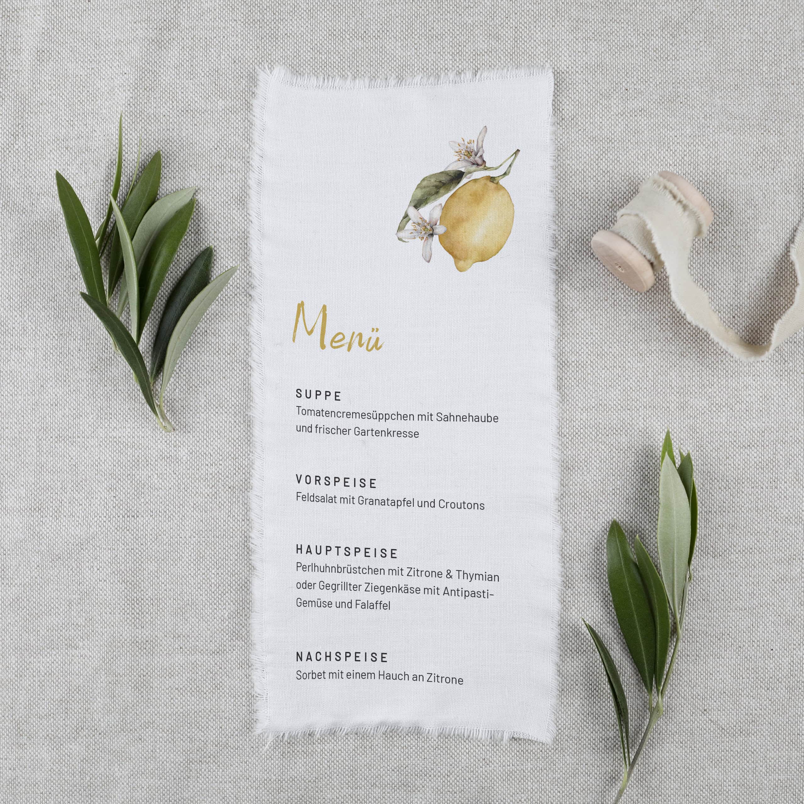 heylittlegreen-nachhaltige Hochzeitspapeterie-Menükarte gedruckt auf edlem Stoff-Stoffdruck-Menü-Hochzeitsmenü Stoffmenükarte mit Zitronen-Design, Limone Papeterie-Serie für Menükarte
