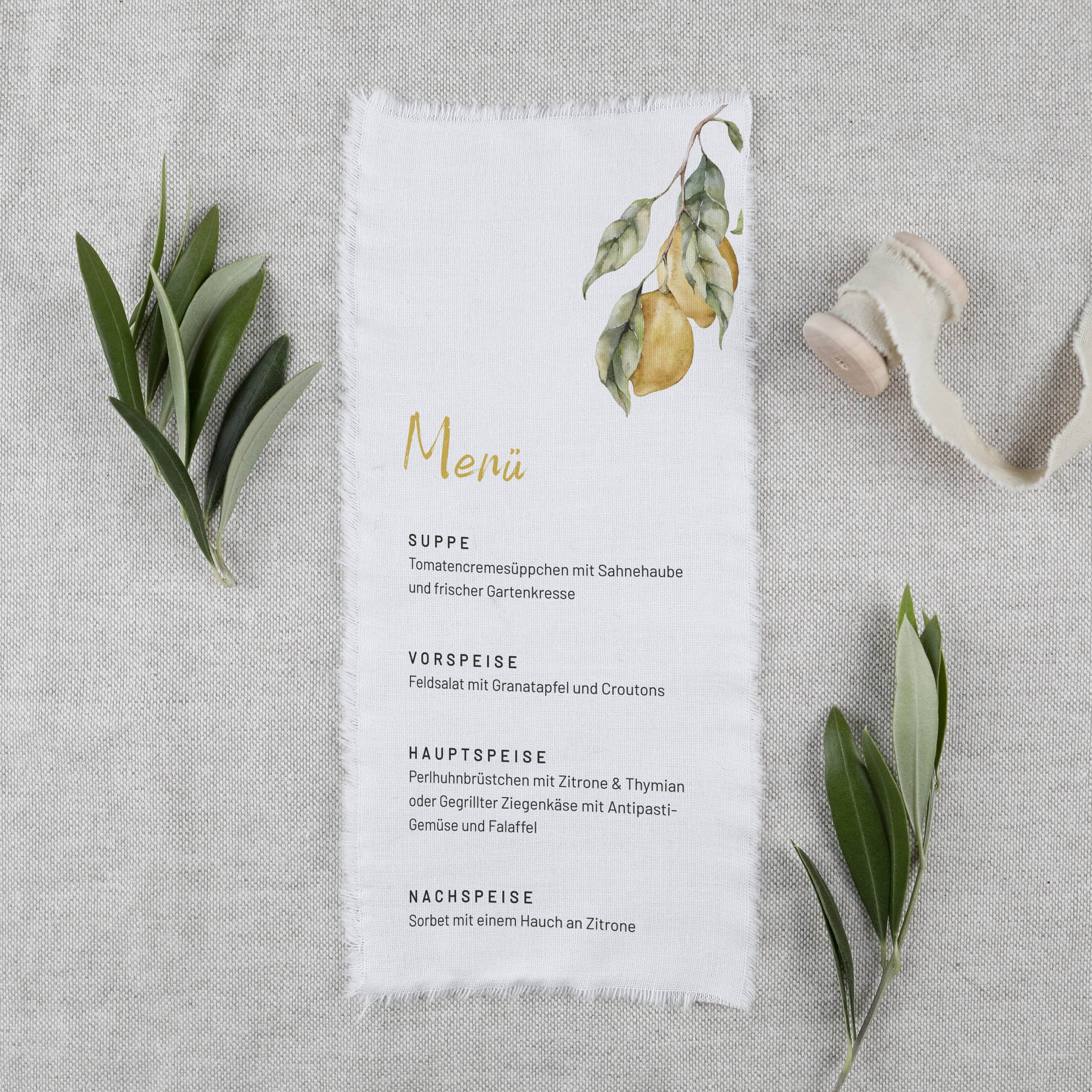 heylittlegreen-nachhaltige Hochzeitspapeterie-Menükarte gedruckt auf edlem Stoff-Stoffdruck-Menü-Hochzeitsmenü Stoffmenükarte mit Zitronen-Design, Limone Papeterie-Serie für Menükarte
