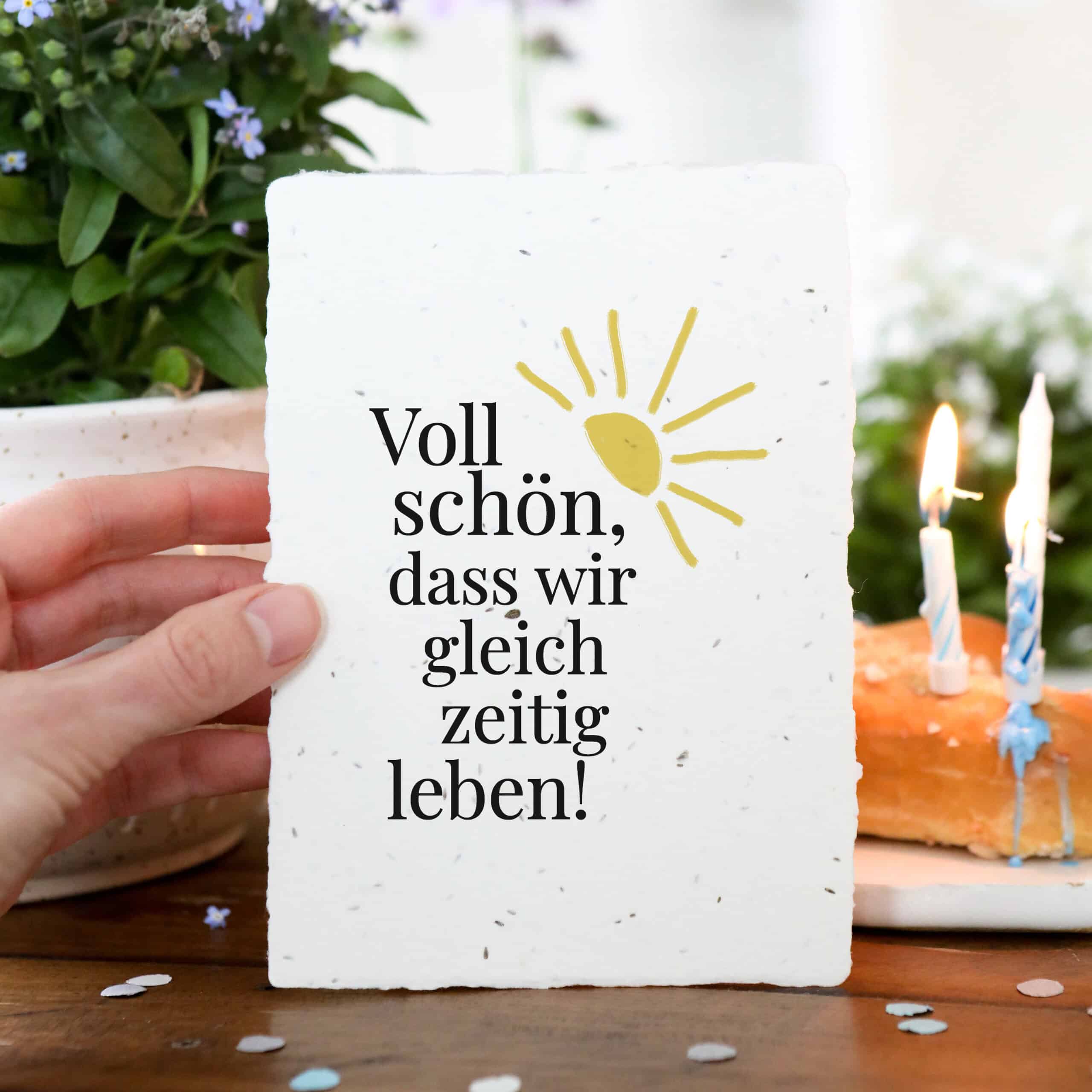 Geburtstagskarte aus handgeschöpftem Samenpapier zum Einpflanzen mit süßem Spruch "Voll schön, dass wir gleichzeitig leben"
