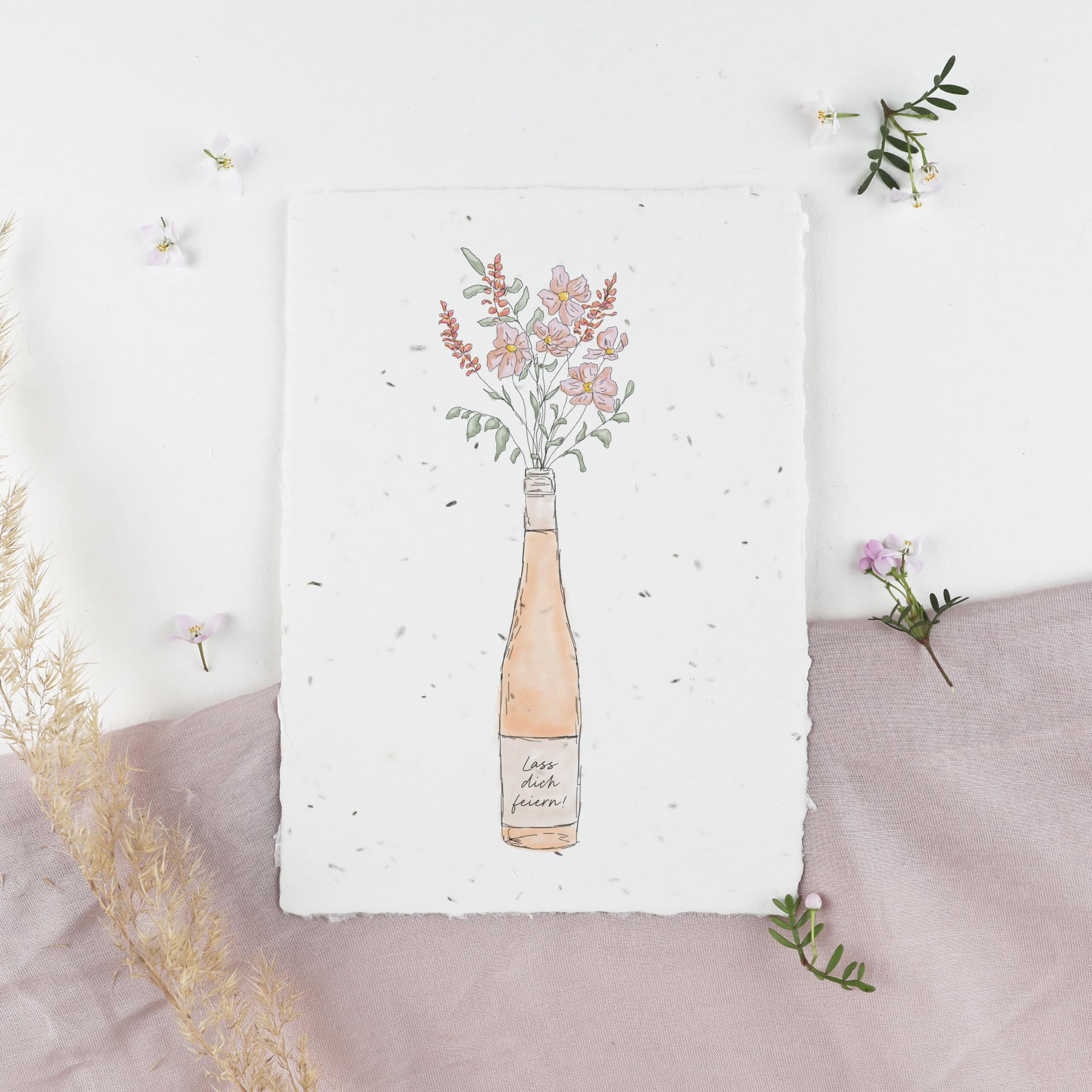 Samenkarte mit Roséwein-Flasche und Blumenstrauß sowie Aufschrift "Lass dich feiern!"
