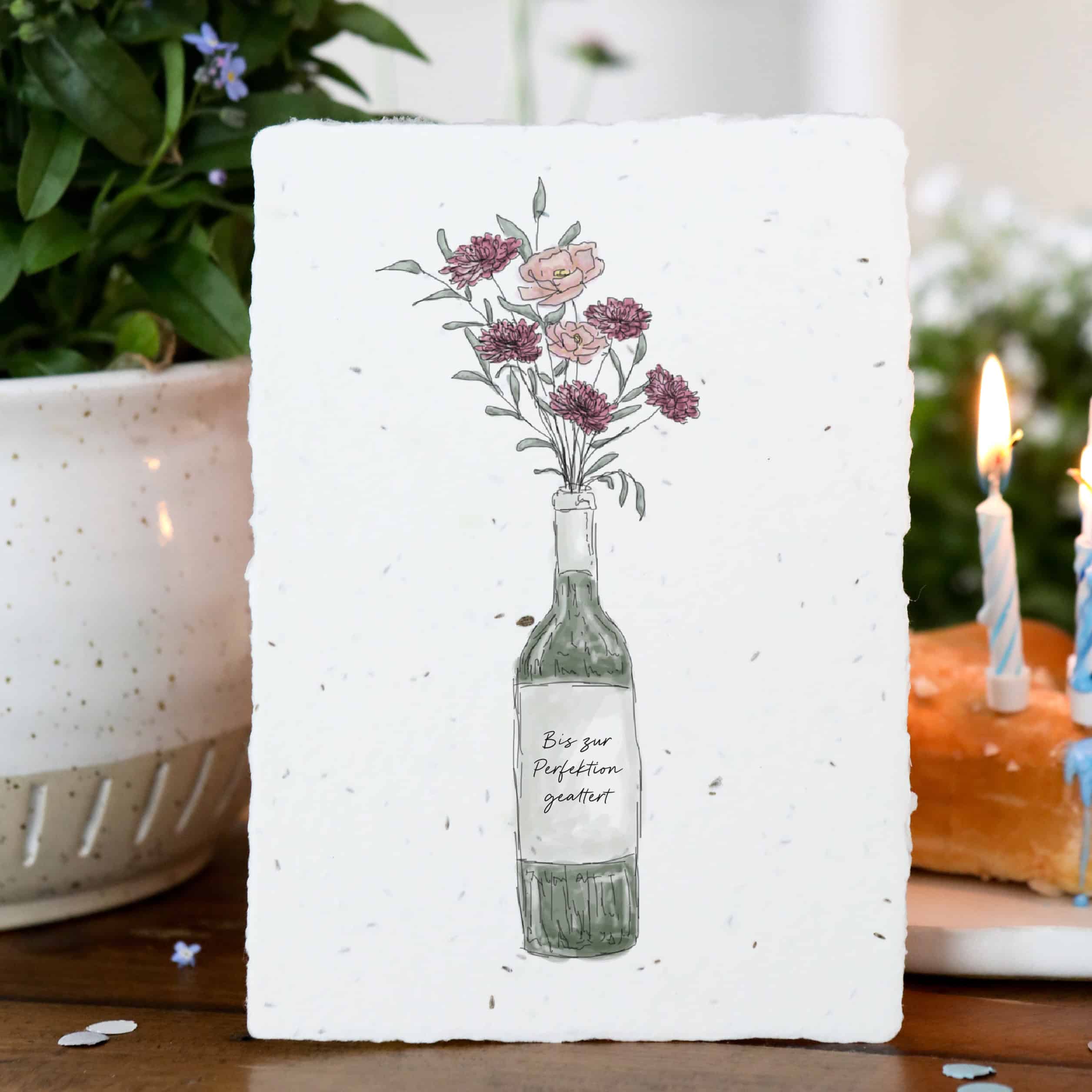 heylittlegreen-handgeschöpftes Saatpapier-Geburtstagskarte-Samenkarte-Rotwein-Bis zur Perfektion gealtert (2) Samenkarte mit Rotwein-Flasche und Blumenstrauß sowie Aufschrift "Bis zur Perfektion gealtert"