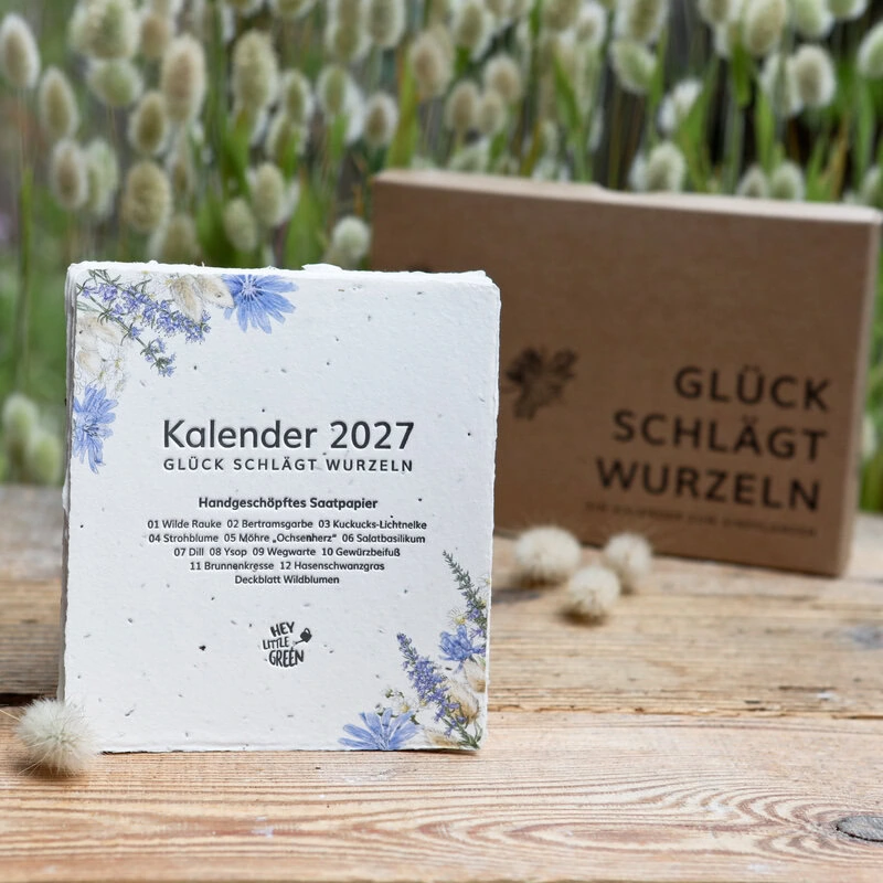 Handgeschöpfter Saatpapier-Kalender mit farbigen Pflanzenillustrationen und eingearbeiteten Samen