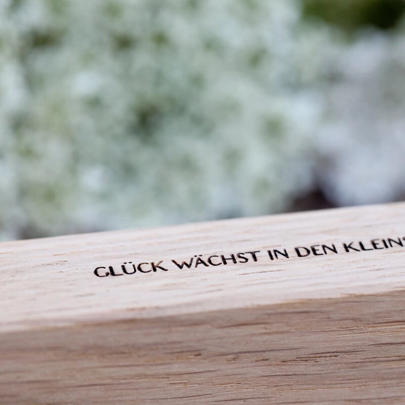 Gravierter Eichenholz-Sockel als hochwertiger Holzaufsteller vom Tischkalender aus Saatpapier